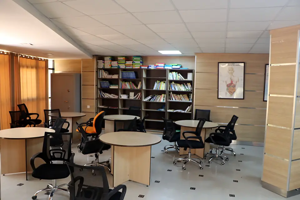 Bibliothèque et salle d'étude avec tables rondes