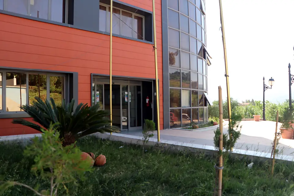 Entrée principale et espace vert