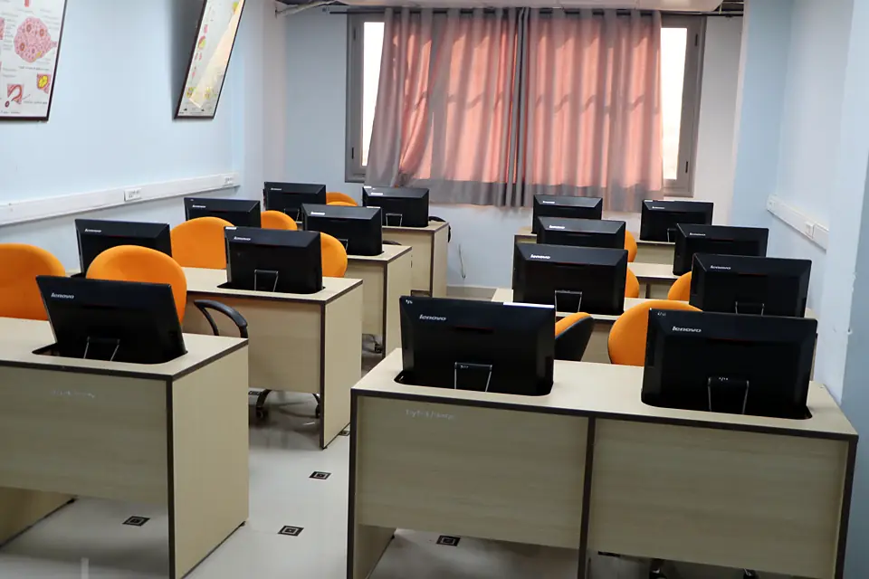 Salle informatique équipée de postes individuels